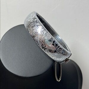 Vintage Floral Engraved Silver Bangle Bracelet. Oval shaped. Hinged